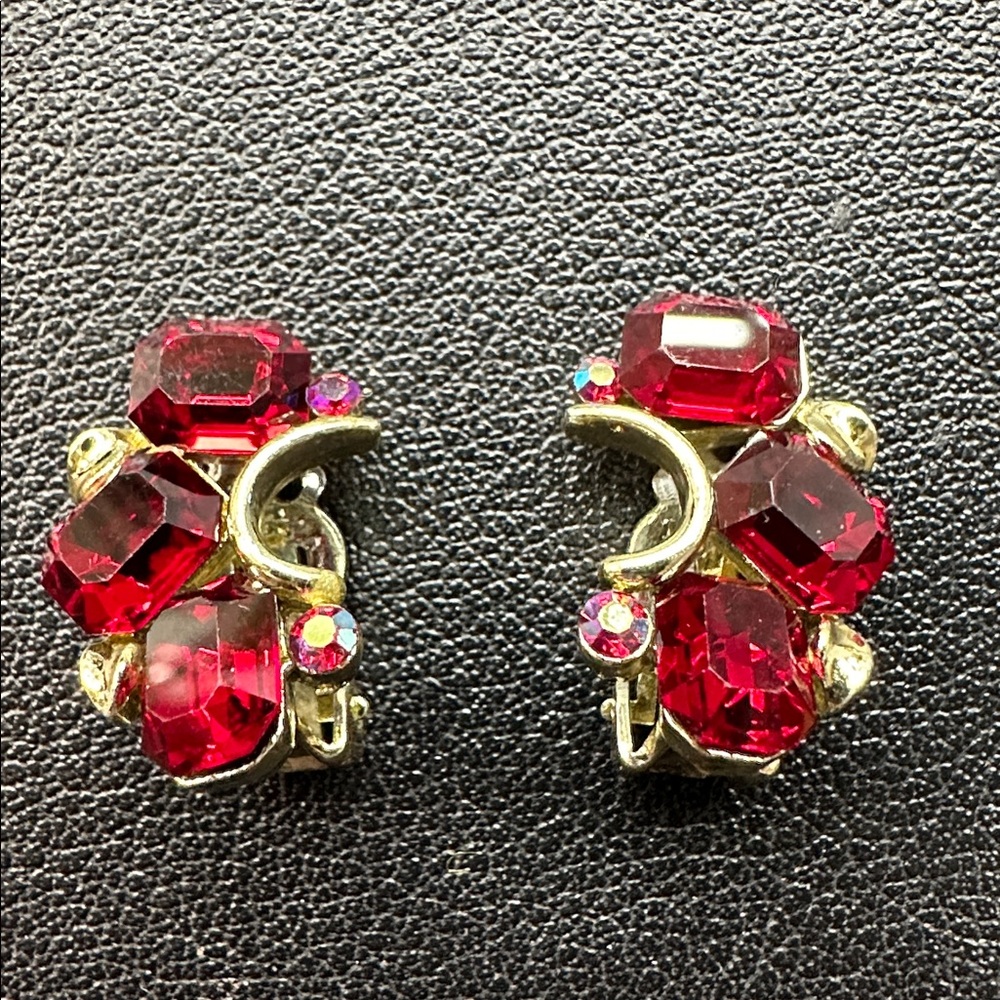 9- LISNER Vtge. Red Gemstone Clip-On Earrings